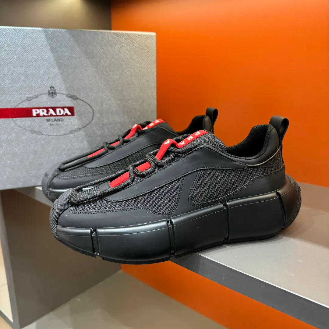 P460 PRADA/Prada men's lace-up leather casual sports shoes, the upper is made of cowhide leather and breathable mesh. It is soft, comfortable and breathable. The tongue is decorated with the PRADA brand letter logo. The thick rubber sole echoes the red label tongue. The style is fashionable and elegant. The details are carefully crafted. A casual sports shoe with a super western style and excellent breathability! Code number 38-45 (45 customized)